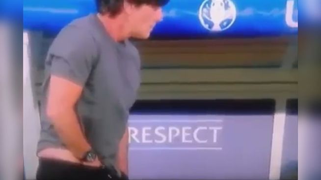 Ekel-Video: Jogi Löw befummelt sich im Schritt